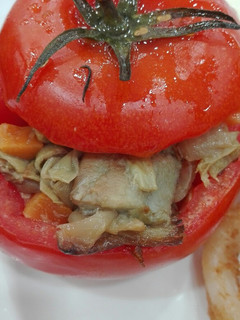 Una foto de Tomate relleno (frío o caliente)