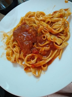 Una foto de Fideos caseros con estofado🤩