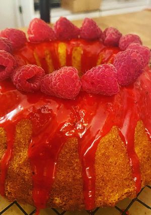 Foto di Lemon cake e glassa al cioccolato bianco di lamponi