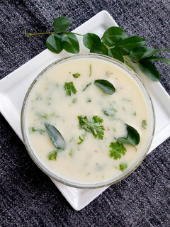 ગુજરાતી કઢી (Gujarati Kadhi Recipe In Gujarati) રેસીપી મુખ્ય ફોટો