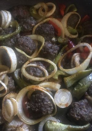 A picture of Kofta with Onions and Bell Peppers.