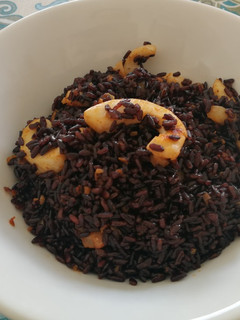 Una foto de Arroz negro con calamares y gambas