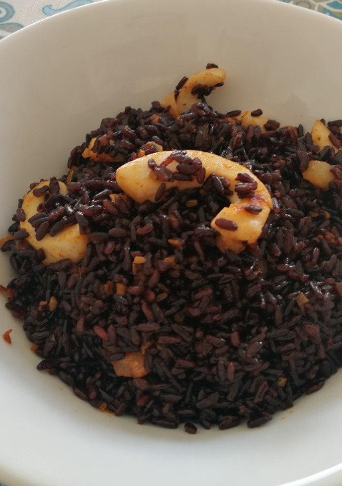 Una foto de Arroz negro con calamares y gambas