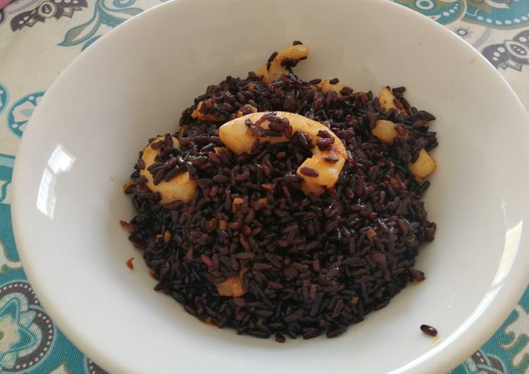 Arroz negro con calamares y gambas
