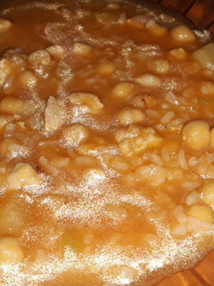 Una foto de Garbanzos con pollo y arroz