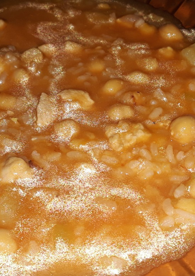 Una foto de Garbanzos con pollo y arroz
