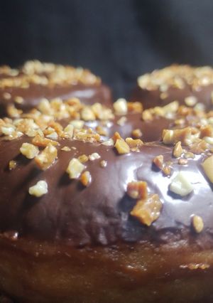 Una foto de Dona de chocolate y almendras