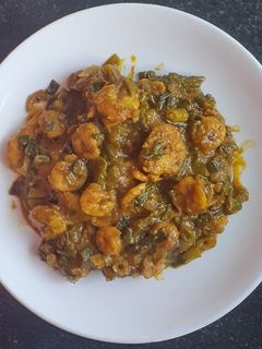 कोलंबी कांद्याची पात घालून (kolambi kandychi paat ghalun recipe in marathi) रेसिपी चे मुख्य फोटो
