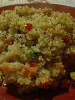 Una foto de Quinoa con verduras