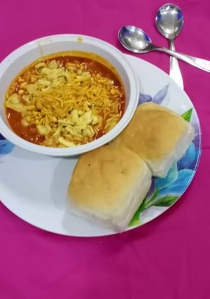 મિસળ પાવ (misal pav recipe in Gujarati રેસીપી મુખ્ય ફોટો