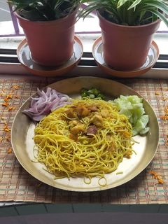 চিকেন চাওমিন "বাঙালী ধাঁচে" (chicken chowmein recipe in Bengali) রেসিপির প্রধান ছবি