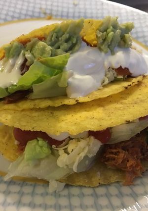 A picture of Tuna tacos with homemade guacamole and salsa (easy recipe).