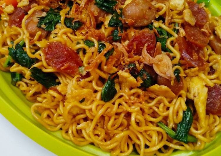 Langkah Mudah untuk Menyiapkan Mie goreng sosis, Lezat