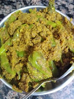 आलू और बेसन की मिर्च (aloo aur besan ki mirch recipe in Hindi) रेसिपी मुख्य फोटो