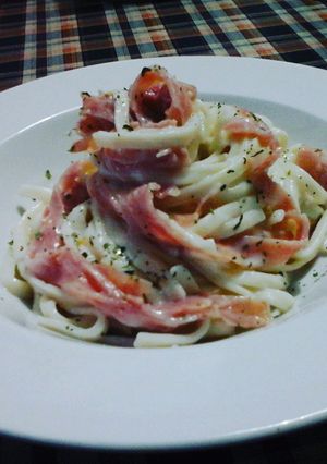 Una foto de Tallarines a la crema con hierbas y jamón