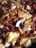 Chorizo con papas y champiñones