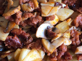 Chorizo con papas y champiñones