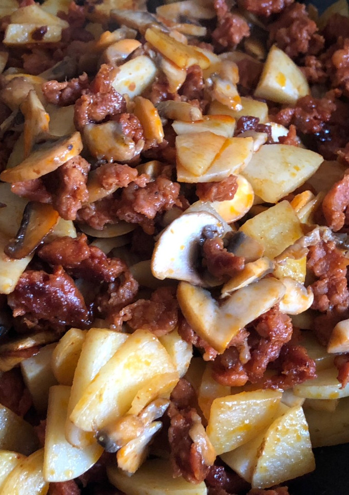 Una foto de Chorizo con papas y champiñones