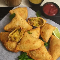 A picture of Aloo Samosa Punjabi Samosa.