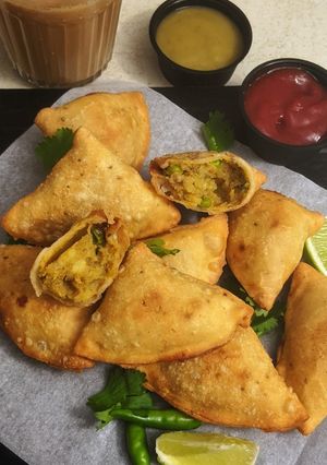 A picture of Aloo Samosa Punjabi Samosa.