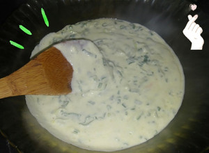 Una foto de Salsa crema de verdeo "mega fácil"