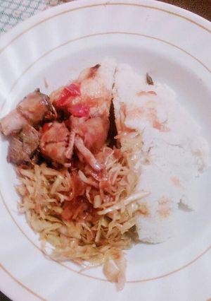 A picture of Ugali, chicken and cabbage.