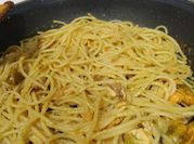 Una foto de mejillones en salsa