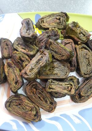 A picture of Colocasia Leaf Fritters (Arbi Patte ke Pakode).