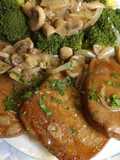 Filetes de seitán a la salvia con salsa de cebolla y champiñones