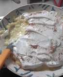 Arroz con leche cremoso con canela y merengue