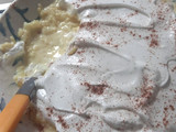 Arroz con leche cremoso con canela y merengue