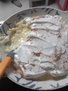 Una foto de Arroz con leche cremoso con canela y merengue