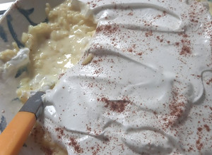 Una foto de Arroz con leche cremoso con canela y merengue