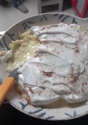 Una foto de Arroz con leche cremoso con canela y merengue