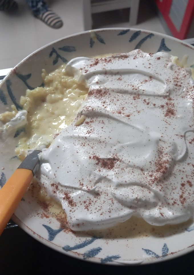 Una foto de Arroz con leche cremoso con canela y merengue