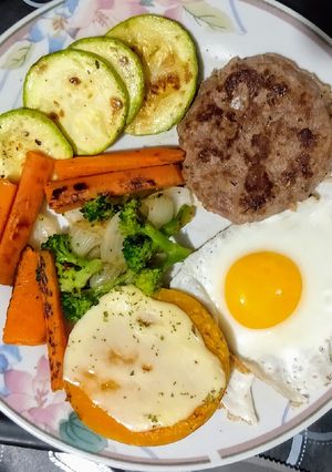 Una foto de Hamburguesas caseras con vegetales a la plancheta