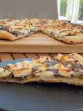 Pizza casera de cebolla caramelizada y queso de rulo