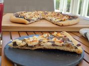 Una foto de pizza cebolla caramelizada