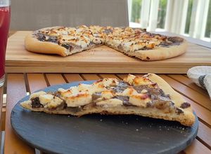 Foto principal de Pizza casera de cebolla caramelizada y queso de rulo