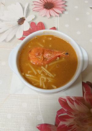 Una foto de Sopa de langostinos y fideos
