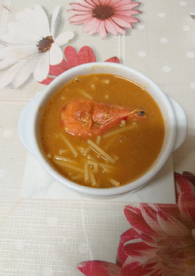 Una foto de Sopa de langostinos y fideos