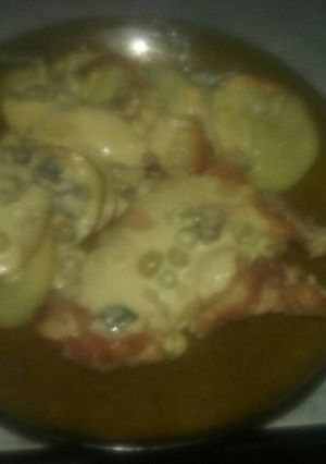 Una foto de Pollo al horno con miel y salsa de crema con hongos