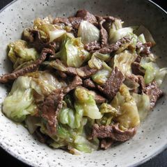 A picture of Stir-fried Beef & Iceberg Lettuce with Oyster Sauce.