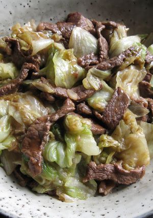 A picture of Stir-fried Beef & Iceberg Lettuce with Oyster Sauce.