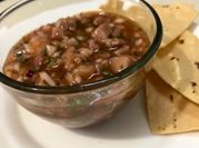 Una foto de cebolla morada cilantro