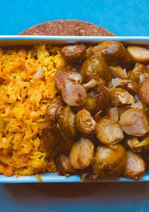 Una foto de Basmati con coles de Bruselas