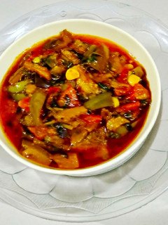 રીંગણ ટામેટાં નું લસણિયુ શાક (Ringan Tomato Lasaniyu Shak Recipe In Gujarati) રેસીપી મુખ્ય ફોટો