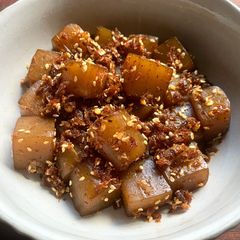 A picture of ‘Okaka’ Konnyaku (Konjac & Bonio Flakes).