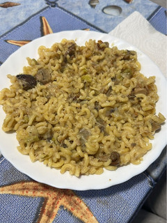Una foto de Fideos con rape y setas