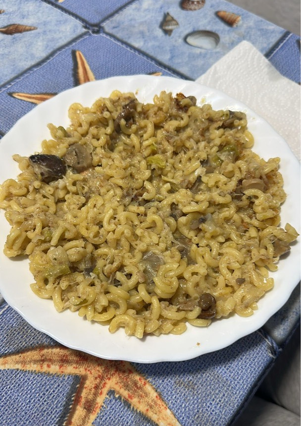Una foto de Fideos con rape y setas